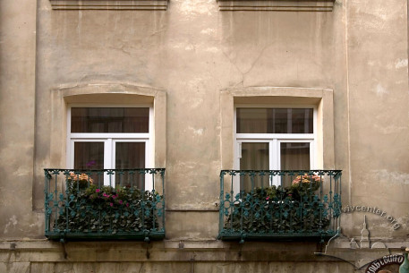 Vul. Virmenska, 15. 2nd floor windows
