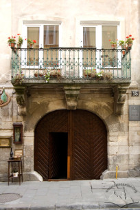 Vul. Virmenska, 15. The main entrance