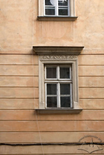 Vul. Virmenska, 25. A 2nd floor window