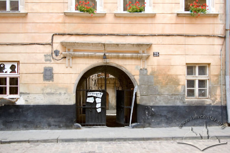 Vul. Virmenska, 25. The main entrance
