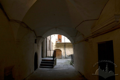 Vul. Virmenska, 25. Passageway to the building's courtyard