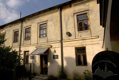 Vul. Lesi Ukrainky, 10. Southern facade