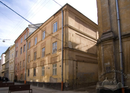 Vul. Lesi Ukrainky, 12. An overall view from northwest