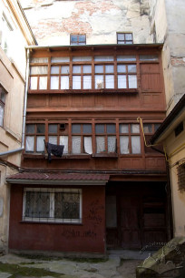 Vul. Lesi Ukrainky, 12. Wooden lateral gallery