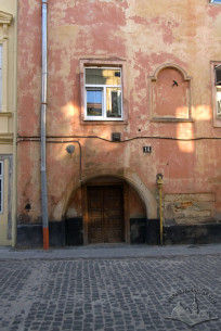 Vul. Lesi Ukrainky, 14. The main entrance