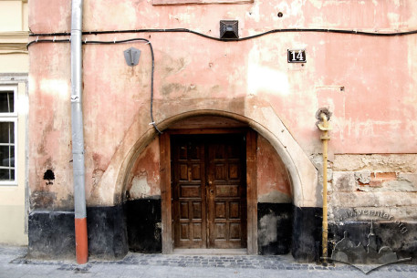 Vul. Lesi Ukrainky, 14. The main entrance