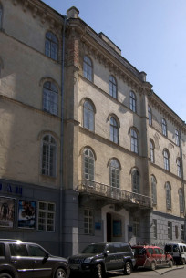 Vul. Teatralna, 22. The central part of the facade with the main entrance