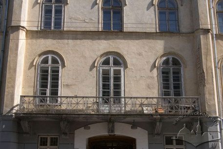 Vul. Teatralna, 22. Balcony above the main entrance