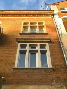Vul. Heroyiv Maidanu, 4. Windows on the main facade