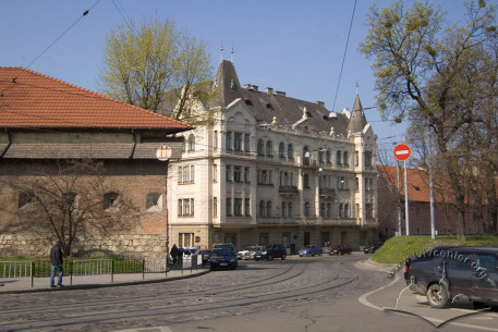 Vul. Pidvalna, 3. A view from Vynnychenka street. On the left, a fragment of former Bernardine monastery's defensive wall