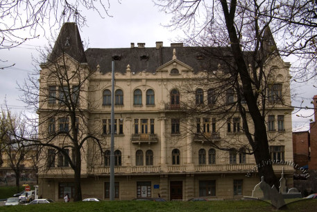 Vul. Pidvalna, 3. The eastern (main) facade