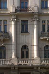 Vul. Pidvalna, 3. Central part of the building's main facade