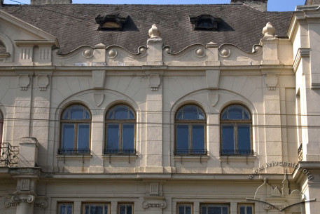 Vul. Pidvalna, 3. A part of the main facade featuring 4th floor windows and a Neo-Renaissance attic