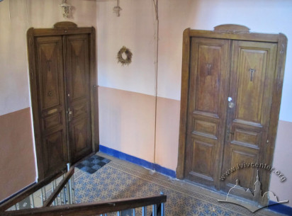 Vul. Tarnavskoho, 25. Entrances to apartments on the 2nd floor. Original inlayed doors are preserved