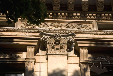Vul. Vynnychenka, 26. Decorative plasterwork above the 4th floor wndows