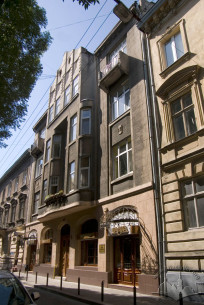 Vul. Kovzhuna, 4. The building's principal facade