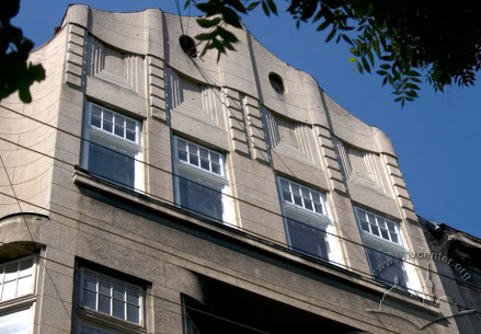 Vul. Kovzhuna, 4. Part of the facade above the bay windows