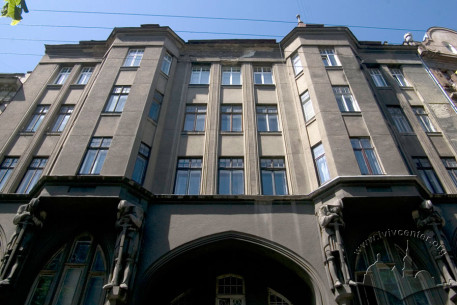 Вул. Князя Романа, 6. Фрагмент головного фасаду