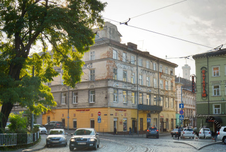 Vul. Krakivska, 34. An overall view of the building from the beginning of vul. B. Khmelnytskoho