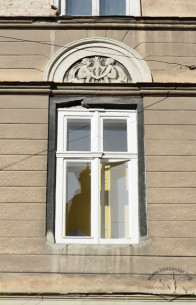 Vul. Krakivska, 34. A second floor window