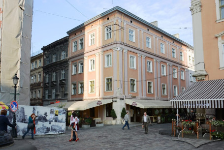 Vul. Krakivska, 1. An overall view of the townhouse from the Rynok square