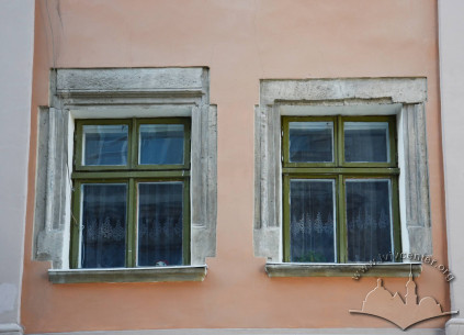 Vul. Krakivska, 1. Windows with limestone renaissance-style trimmings (2nd floor, facade facing vul. Shevska)