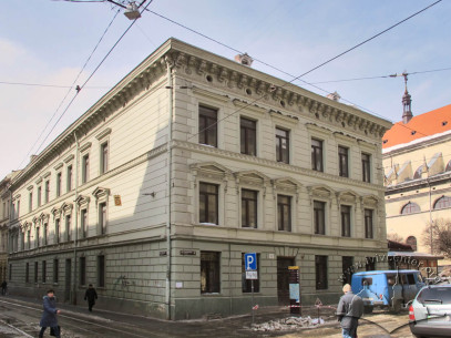 Vul. Teatralna, 11. A view from the southeast (from pl. Katedralna)