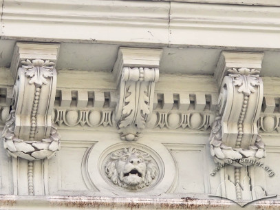 Vul. Teatralna, 11. Entablature