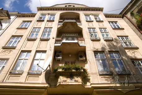 Vul. Konopnytskoi, 8. Part of the principal facade
