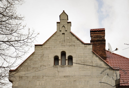 Vul. Hlinky, 5. Neogothic gable on the main facade