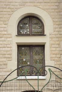 Vul. Hlinky, 5. A ground floor window on the northern facade. It has glazing characteristic of Middle Ageas, comprised of crown glass