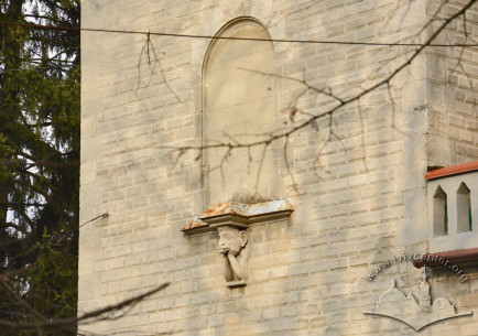 Vul. Hlinky, 5. A chimera console on the main facade