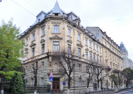 Vul. Sichovykh Striltsiv, 16. A general of the building from southern side
