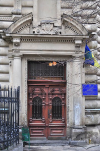 Vul. Sichovykh Striltsiv, 16. The main entrance