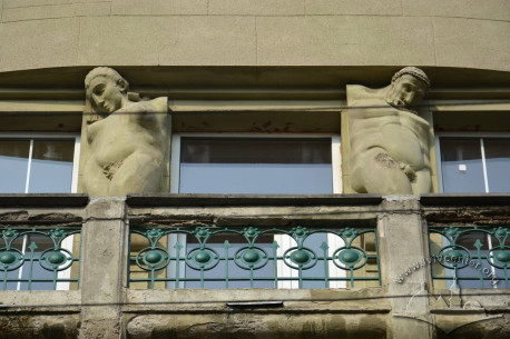 Vul. Kostiushka, 6. Cariatide and atlant. 4th floor