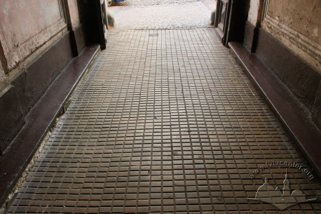 Vul. Doroshenka, 50. Floor tiles in the passageway