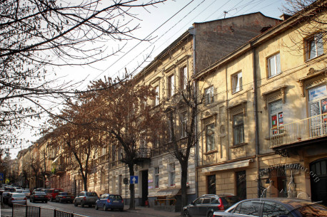 The housing of vul. Doroshenka, a view towards west. On the right, building no. 48. In the center, building no. 50