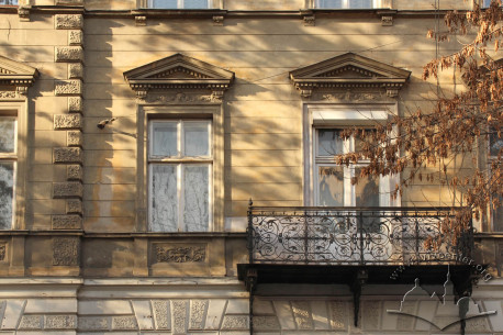 Vul. Doroshenka, 50. A window and a balcony on the 2nd floor
