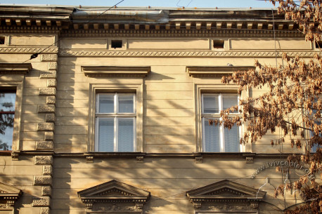 Vul. Doroshenka, 50. 3rd floor windows