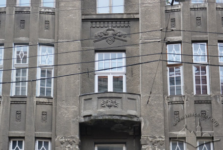 Vul. Slovatskoho, 4. 3rd floor balcony between two bay windows