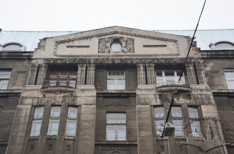 Vul. Slovatskoho, 4. The termination of the central part of the facade with a decorated attic