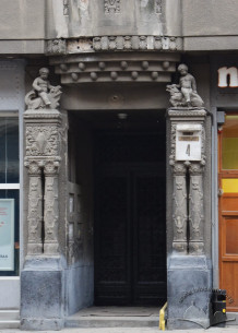 Vul. Slovatskoho, 4. The main entrance
