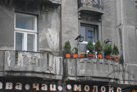 Vul. Slovatskoho. 2nd floor balconies of buildings #4 and #2.