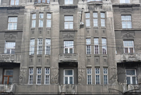 Vul. Slovatskoho, 4. Part of the principal facade