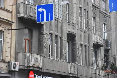 Vul. Slovatskoho, 4. Part of the principal facade