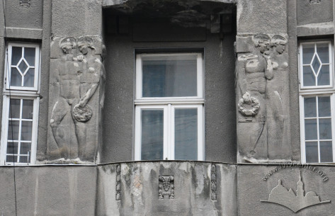 Vul. Slovatskoho, 4. 2nd floor balcony between two bay windows