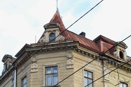 Vul. Universytetska, 1. Roof with attic windows and the entablature below