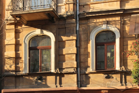 Vul. Doroshenka, 54. 2nd floor windows