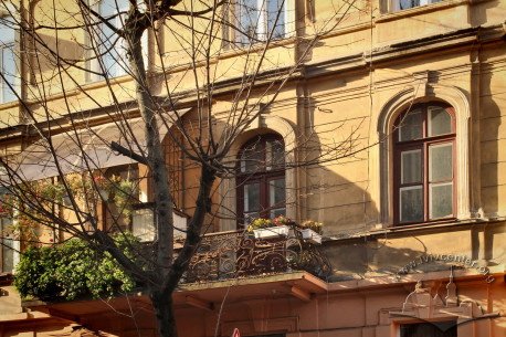 Vul. Doroshenka, 54. 2nd floor windows and the balcony