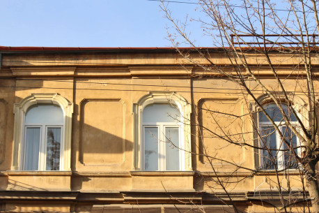 Vul. Doroshenka, 54. 3rd floor windows